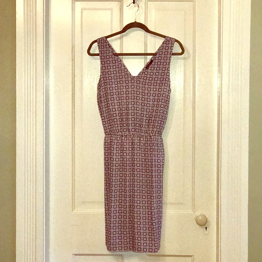 Sleeveless geometric dress.